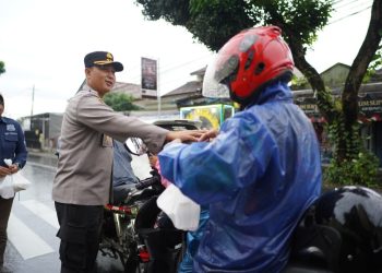 Pembagian 100 takjil tersebut dilaksanakan di depan mako Polresta Banyumas, yang dihadiri pula oleh Wakapolresta Banyumas AKBP Wahyudi Satriyo Bintoro, S.H., S.I.K., M.Si.