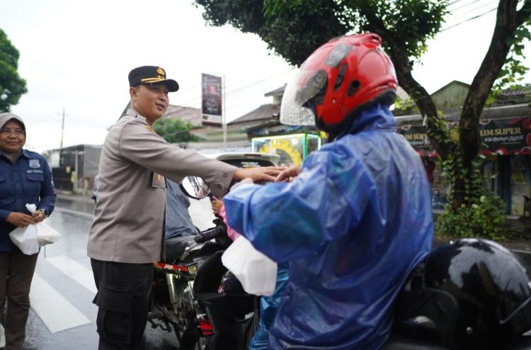 Pembagian 100 takjil tersebut dilaksanakan di depan mako Polresta Banyumas, yang dihadiri pula oleh Wakapolresta Banyumas AKBP Wahyudi Satriyo Bintoro, S.H., S.I.K., M.Si.