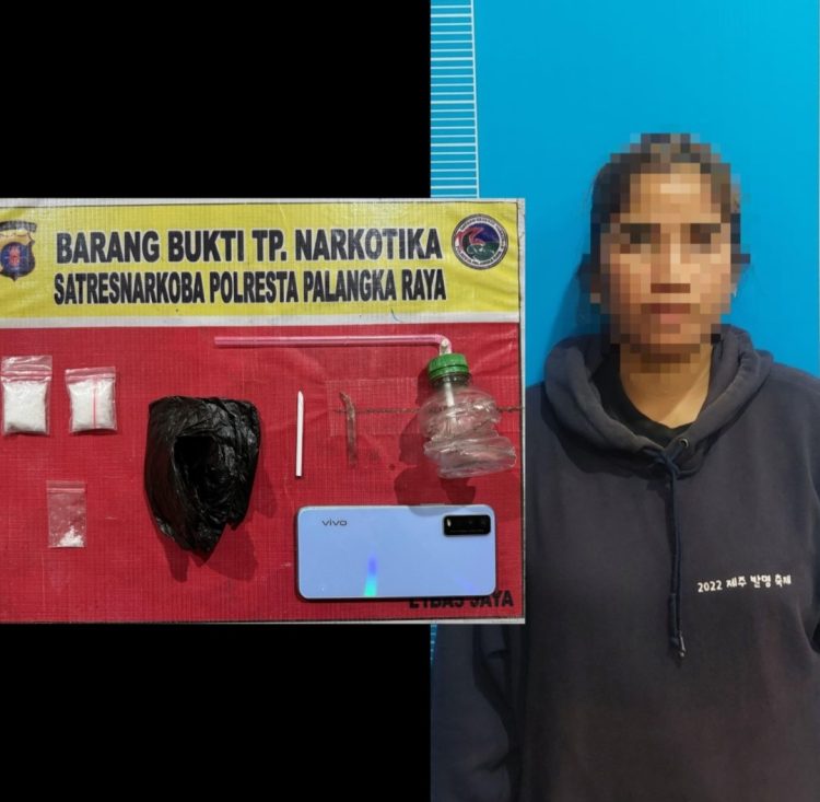 Pada Minggu (9/3/2025) malam, tim berhasil mengamankan seorang wanita berinisial SS (31) yang diduga sebagai pengedar sabu di sebuah rumah di Jalan Tjilik Riwut Km. 1 Gang Sion II, Kelurahan Palangka, Kecamatan Jekan Raya.
