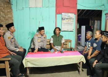 Kapolres Grobogan AKBP Ike Yulianto mengunjungi rumah Kusyanto (38), warga Desa Dimoro, Kecamatan Toroh, Kabupaten Grobogan, Jawa Tengah pada Minggu (9/3/2025) malam.