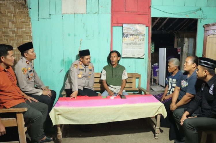 Kapolres Grobogan AKBP Ike Yulianto mengunjungi rumah Kusyanto (38), warga Desa Dimoro, Kecamatan Toroh, Kabupaten Grobogan, Jawa Tengah pada Minggu (9/3/2025) malam.