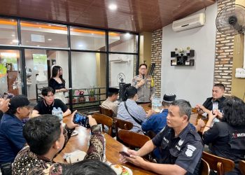 Kegiatan tersebut, dibuka secara langsung oleh Kabidhumas Polda Kalteng Kombes Pol Erlan Munaji, S.IK., M.Si. mewakili Kapolda Irjen Pol Drs. Djoko Poerwanto didampingi Kasubbid Penmas dan Kasubbid Multimedia, dan dihadiri seluruh personel Bidhumas Polda Kalteng.