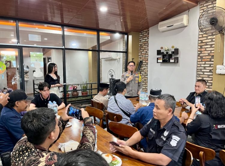 Kegiatan tersebut, dibuka secara langsung oleh Kabidhumas Polda Kalteng Kombes Pol Erlan Munaji, S.IK., M.Si. mewakili Kapolda Irjen Pol Drs. Djoko Poerwanto didampingi Kasubbid Penmas dan Kasubbid Multimedia, dan dihadiri seluruh personel Bidhumas Polda Kalteng.