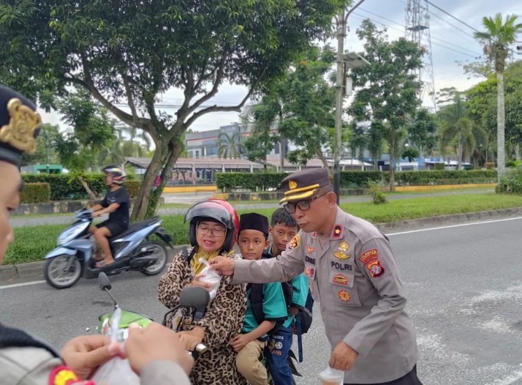 Takjil pun dibagikan pada kawasan APILL Jalan Garuda dan Tjilik Riwut, Kota Palangka Raya, Kalimantan Tengah, yang dilakukan oleh Kabaglog, Kompol Mangatur Tampubolon dan Kasatsamapta, AKP Suyatman bersama personel, Selasa (11/3/2025) sore.