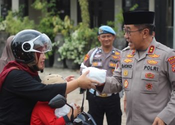 Kapolda Kalteng Irjen Pol Drs Djoko Poerwanto membagikan paket takjil kepada masyarakat yang melintas di depan Mapolres Kapuas Jalan Pemuda Kec. Selat Kab. Kapuas Prov. Kalteng.