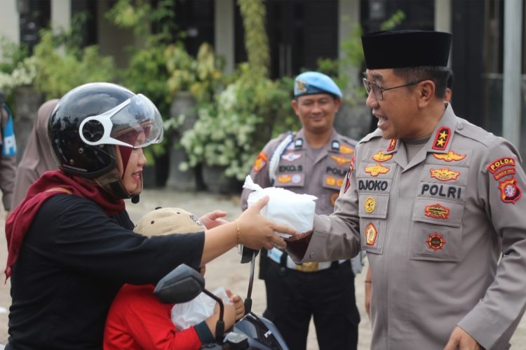 Kapolda Kalteng Irjen Pol Drs Djoko Poerwanto membagikan paket takjil kepada masyarakat yang melintas di depan Mapolres Kapuas Jalan Pemuda Kec. Selat Kab. Kapuas Prov. Kalteng.