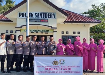 Polsek Samudera bersama Bhayangkari Ranting Samudera menggelar kegiatan pembagian takjil bagi masyarakat di depan Mako Polsek Samudera, Rabu (12/3/2025) sore.