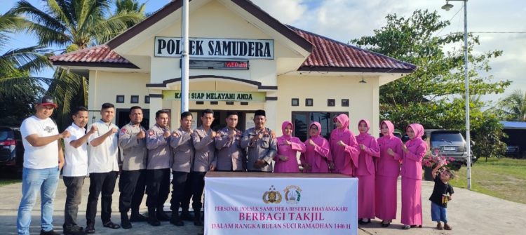 Polsek Samudera bersama Bhayangkari Ranting Samudera menggelar kegiatan pembagian takjil bagi masyarakat di depan Mako Polsek Samudera, Rabu (12/3/2025) sore.