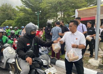 Pembagian takjil tersebut, kali ini dilaksanakan oleh personel Bidang Hubungan Masyarakat (Bidhumas), Bidang Hukum (Bidkum) dan Bidang Teknologi Informasi (Bid TIK) Polda Kalteng, bertempat di depan Pos Lantas Bundaran Besar Kota Palangka Raya, Minggu (16/3/2025) sore.