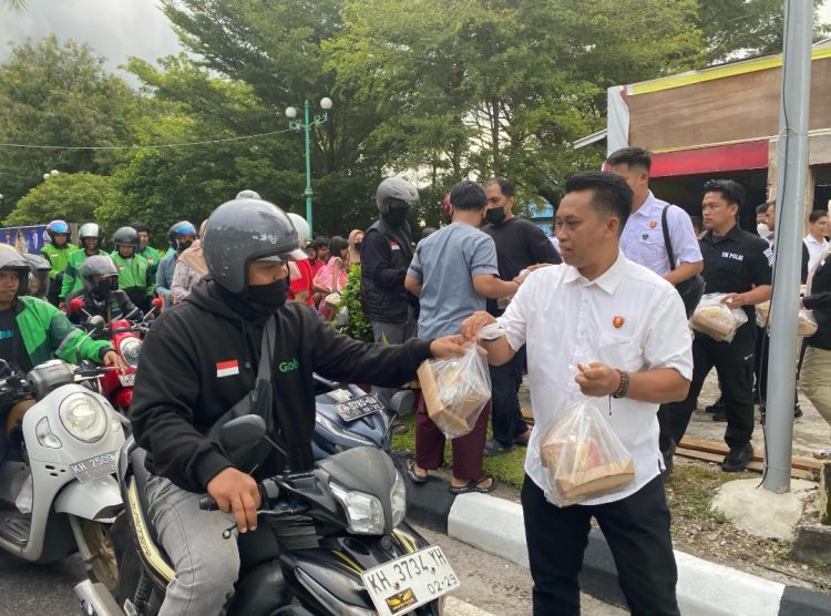 Pembagian takjil tersebut, kali ini dilaksanakan oleh personel Bidang Hubungan Masyarakat (Bidhumas), Bidang Hukum (Bidkum) dan Bidang Teknologi Informasi (Bid TIK) Polda Kalteng, bertempat di depan Pos Lantas Bundaran Besar Kota Palangka Raya, Minggu (16/3/2025) sore.