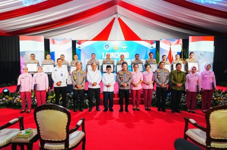Kapolri Jenderal Polisi Drs. Listyo Sigit Prabowo bersama Menteri Pendidikan Dasar Menengah Abdul Mu’ti, Kepala Badan Gizi Nasional Dadan Hindayana, dan Ketua Yayasan Kemala Bhayangkari Ny. Juliati Sigit Prabowo, meresmikan 20 Satuan Pelayanan Pemenuhan Gizi (SPPG).