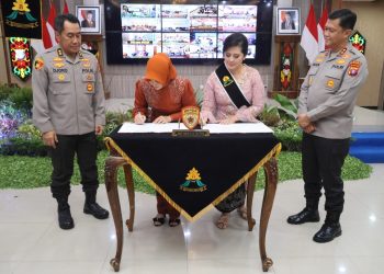 Dalam acara resmi yang digelar di Aula Arya Dharma, Mapolda setempat, Rabu (19/3/2025), jabatan ibu asuh Polwan Polda Kalteng diserah terimakan dari Ny. Irna Djoko Poerwanto kepada Ny. drg. Irene Dewayani Iwan Kurniawan.