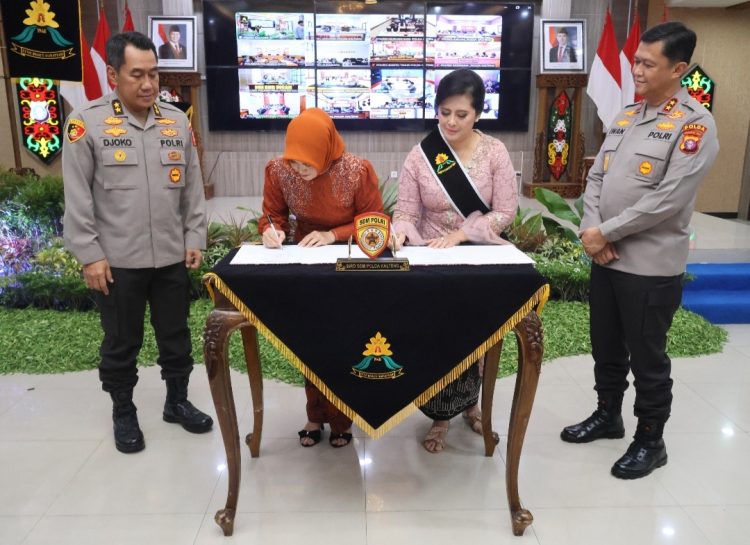 Dalam acara resmi yang digelar di Aula Arya Dharma, Mapolda setempat, Rabu (19/3/2025), jabatan ibu asuh Polwan Polda Kalteng diserah terimakan dari Ny. Irna Djoko Poerwanto kepada Ny. drg. Irene Dewayani Iwan Kurniawan.