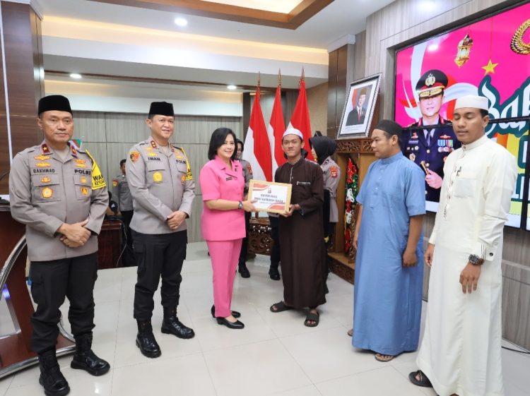 Kegiatan tersebut, secara resmi dibuka oleh Kapolda Kalteng Irjen Pol Iwan Kurniawan, didampingi Ketua Bhayangkari PD Kalteng Ny. drg. Irene Iwan Kurniawan dan turut dihadiri Wakapolda, sejumlah pejabat utama serta Bhayangkari.
