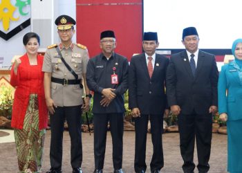 Kepala Kepolisian Daerah Kalimatan Tengah (Kalteng) Irjen Pol Iwan Kurniawan, didampingi Ketua Bhayangkari PD Kalteng Ibu Irene Iwan menghadiri pelantikan Bupati dan Wakil Bupati Lamandau Rizky Aditya Putra dan Abdul Hamid periode 2025-2030, di Aula Jayang Tingang (AJT) Kantor Gubernur Kalteng, Senin (24/3/2025) siang.