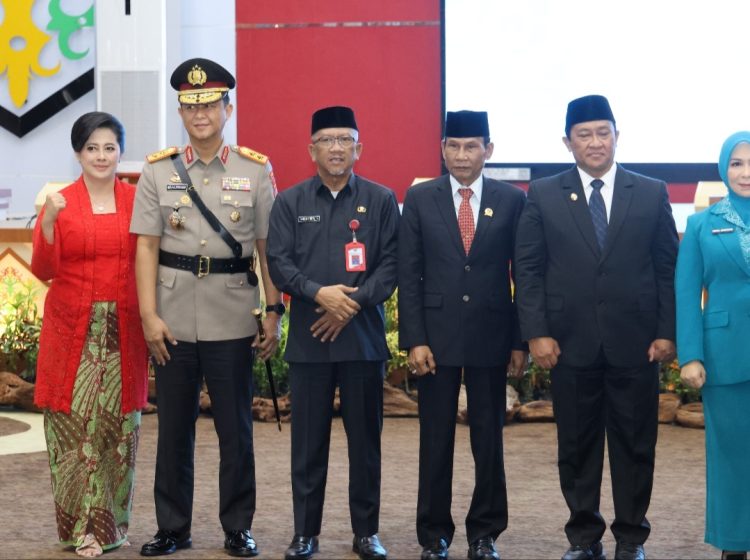 Kepala Kepolisian Daerah Kalimatan Tengah (Kalteng) Irjen Pol Iwan Kurniawan, didampingi Ketua Bhayangkari PD Kalteng Ibu Irene Iwan menghadiri pelantikan Bupati dan Wakil Bupati Lamandau Rizky Aditya Putra dan Abdul Hamid periode 2025-2030, di Aula Jayang Tingang (AJT) Kantor Gubernur Kalteng, Senin (24/3/2025) siang.