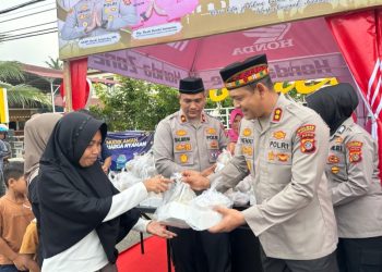 Polres Lhokseumawe menggelar aksi sosial dengan membagikan 700 paket takjil kepada masyarakat yang melintas di depan Mapolres Lhokseumawe, Selasa (25/3/2025) sore.