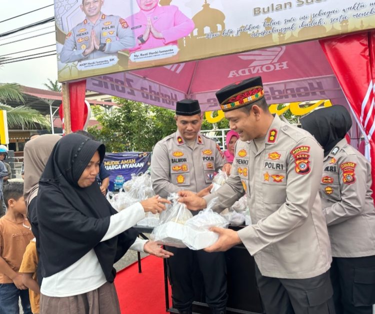 Polres Lhokseumawe menggelar aksi sosial dengan membagikan 700 paket takjil kepada masyarakat yang melintas di depan Mapolres Lhokseumawe, Selasa (25/3/2025) sore.