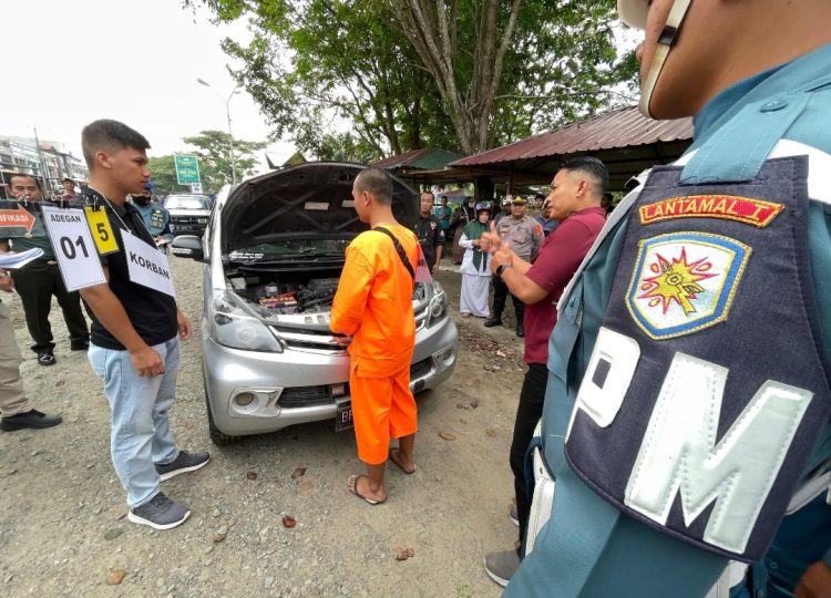 Seorang oknum TNI Angkatan Laut (AL) berpangkat Kelasi Dua ditetapkan sebagai tersangka dalam kasus pembunuhan seorang sales mobil di Aceh Utara. Polisi Militer Angkatan Laut (POMAL) Lhokseumawe menggelar rekonstruksi kejadian tersebut pada Rabu (26/3/25) pagi.