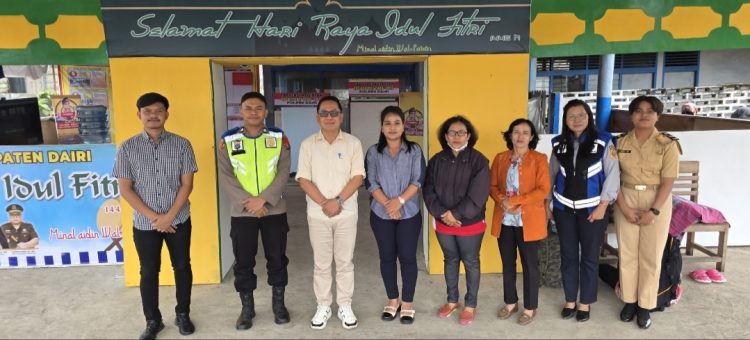 Kadis Kesehatan Kab. Dairi melaksanakan Kunjungan dan Pengecekan kepada Para Nakes yang tugas di Pos-pos Pengamanan dan Pos-pos Pelayanan yang didirikan oleh Polres Dairi.