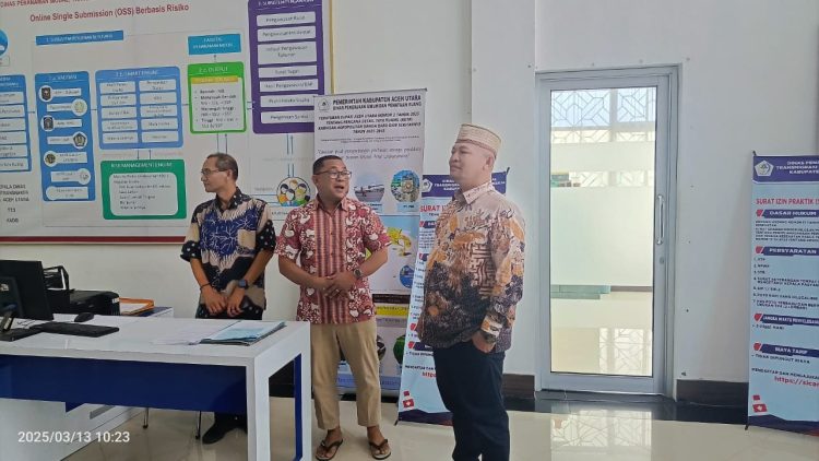 Bupati Aceh Utara H Ismail A Jalil, SE, MM, bersama Wakil Bupati Tarmizi, S.I.Kom, melakukan ‘saweu’ ke semua ruangan kerja di lingkungan Kantor Bupati untuk memantau kehadiran pegawai selama bulan Ramadhan, Kamis, 13 Maret 2025.