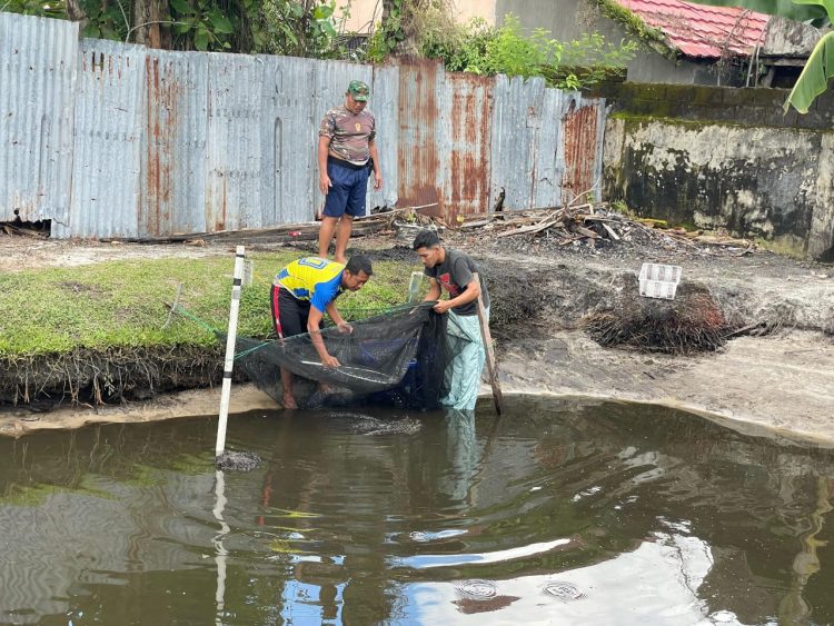 Koramil 1016-01/Pahandut Kodim 1016/Palangka Raya, memanfaatkan lahan kosong di sekitar kantor Koramil sebagai tempat untuk budidaya ikan lele, Rabu (16/04/2025).