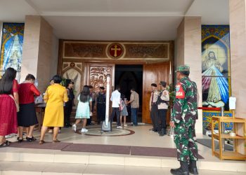 Babinsa Koramil 01/Pahandut Kodim 1016/Palangka Raya, Peltu Didik Kristiawan melaksanakan pengamanan ibadah Paskah di Gereja Yesus Gembala Baik bertempat di jalan Tjilik Riwut Km. 9, Kota Palangka Raya, Minggu (20/4/2025).