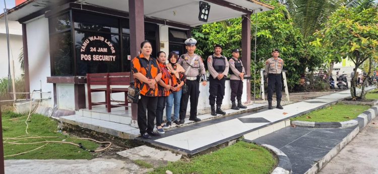 Personel Polresta Palangka Raya melaksanakan pengamanan jalannya ibadah Sholat Idul Fitri 1446 H tahun 2025 di Masjid Raya Darusallam, Jalan G. Obos, Senin (31/3/2025).