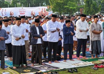 Bupati Bogor Rudy Susmanto bersama Wakil Bupati Bogor Ade Jaro bersama masyarakat Kabupaten Bogor melaksanakan Sholat Idhul Fitri 1446 Hijriah di Lapangan Tegar Beriman, Cibinong pada Senin 31 Maret 2025. (Foto. Dok : RH/Mitrapolri.com)