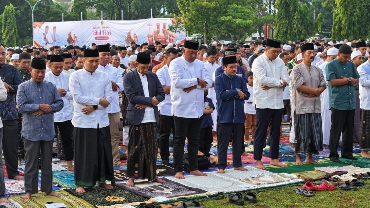 Bupati Bogor Rudy Susmanto bersama Wakil Bupati Bogor Ade Jaro bersama masyarakat Kabupaten Bogor melaksanakan Sholat Idhul Fitri 1446 Hijriah di Lapangan Tegar Beriman, Cibinong pada Senin 31 Maret 2025. (Foto. Dok : RH/Mitrapolri.com)