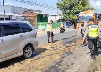 Tim OKC Pos Strong Point Sokaraja Polresta Banyumas melaksanakan kegiatan quick response laporan masyarakat tentang adanya tumpahan BBM solar yang tercecer di jalanan. Ipda Pandi Santoso selaku Padal memimpin kegiatan tersebut, Selasa (1/3/25)