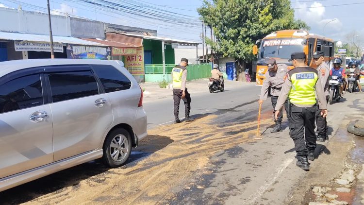 Tim OKC Pos Strong Point Sokaraja Polresta Banyumas melaksanakan kegiatan quick response laporan masyarakat tentang adanya tumpahan BBM solar yang tercecer di jalanan. Ipda Pandi Santoso selaku Padal memimpin kegiatan tersebut, Selasa (1/3/25)