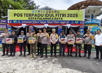 Kapolresta Palangka Raya, Kombes Pol. Dedy Supriadi, S.I.K., M.H., menyambut hangat kedatangan Kapolda Kalteng Irjen Pol Iwaan Kurniawan, S.I.K., M.Si., di Pos Terpadu Operasi Ketupat Telabang 2025 yang berlokasi di Bundaran Besar, Kota Palangka Raya, Rabu (2/4/2025).