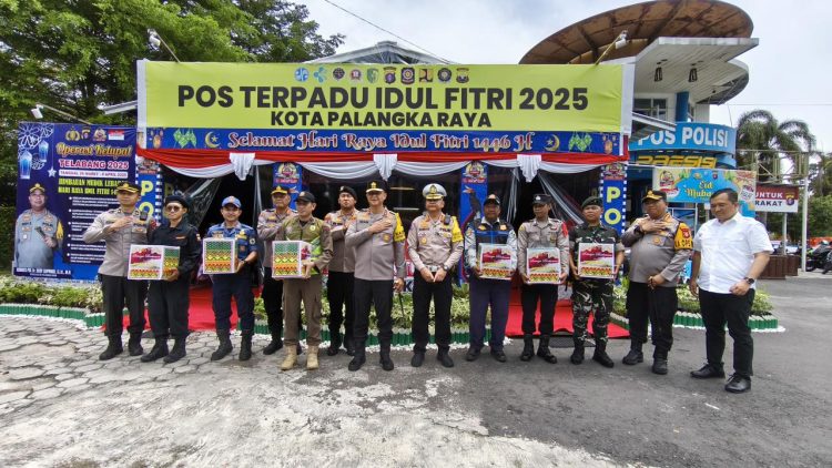 Kapolresta Palangka Raya, Kombes Pol. Dedy Supriadi, S.I.K., M.H., menyambut hangat kedatangan Kapolda Kalteng Irjen Pol Iwaan Kurniawan, S.I.K., M.Si., di Pos Terpadu Operasi Ketupat Telabang 2025 yang berlokasi di Bundaran Besar, Kota Palangka Raya, Rabu (2/4/2025).