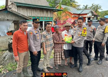 Kapolres Ogan Ilir, AKBP Bagus Suryo Wibowo, S.I.K., bersama personel Polsek Pemulutan menyalurkan bantuan sosial kepada korban bencana alam angin puting beliung di Desa Pulau Negara, Kecamatan Pemulutan Barat, Kabupaten Ogan Ilir, Rabu (02/04/2025)