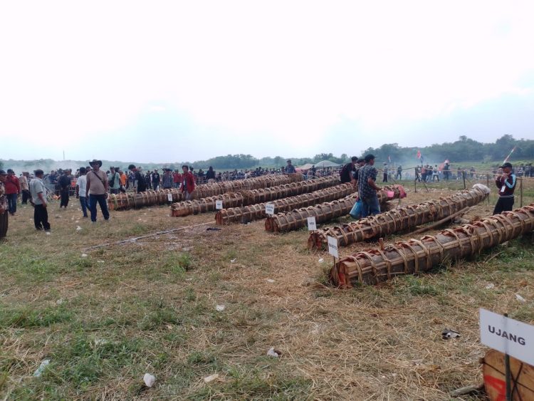 Pesta Rakyat di Kecamatan Jonggol Kabupaten Bogor Bedug Karbit Desa Sukagalih VS  Desa Weninggalih. (Foto. Dok: RH/Mitrapolri./03/04/2025)