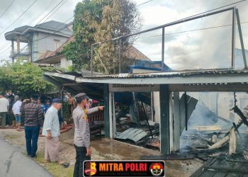 Dua unit rumah milik warga di Desa Meranjat 3, Kecamatan Indralaya Selatan, Kabupaten Ogan Ilir, ludes dilalap si jago merah pada Jumat siang (04/04/2025) sekira pukul 12.10 WIB.
