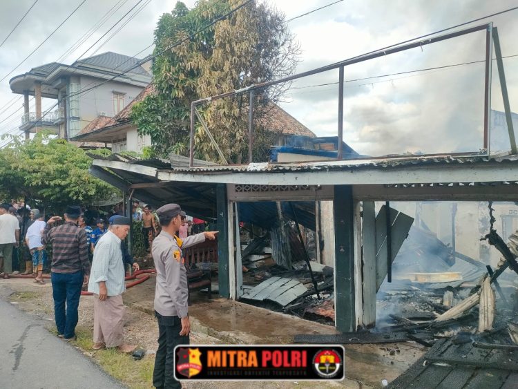 Dua unit rumah milik warga di Desa Meranjat 3, Kecamatan Indralaya Selatan, Kabupaten Ogan Ilir, ludes dilalap si jago merah pada Jumat siang (04/04/2025) sekira pukul 12.10 WIB.