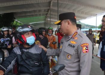 Kabaharkam Polri Komjen Pol Fadil Imran turun langsung menyapa pemudik yang menggunakan sepeda motor di Pelabuhan Bakauheni, Lampung Selatan, Kamis (3/4/2025).