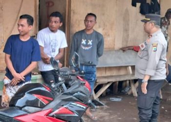 personel Satuan Pembinaan Masyarakat (Sat Binmas) Polresta Manado melaksanakan kegiatan sambang dan penyuluhan (Binluh) kepada warga di dua lokasi berbeda pada Kamis, 3 April 2025.