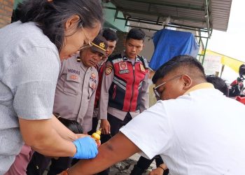 Personel Pos Pelayanan Simpang 4 HKBP Bolon Operasi Ketupat Toba 2025 Polres Samosir memberikan pertolongan cepat kepada dua orang pengendara sepeda motor yang mengalami kecelakaan tunggal di tikungan simpang empat Jalan Gereja Pangururan, Sabtu (5/4/2025) sekitar pukul 12.40 WIB.