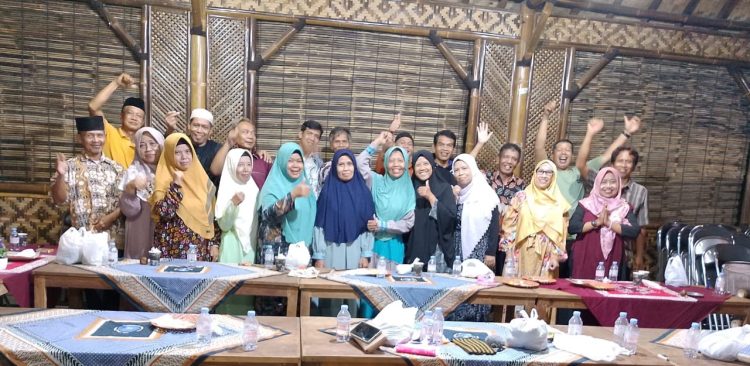 Puluhan Alumni SDN 01 Karang Klesem angkatan 1984, Sabtu (5/4/25) mengadakan reuni di Rest Area yang berada di Ds. Karang Klesem Kecamatan Kutasari, Kabupaten Purbalingga.