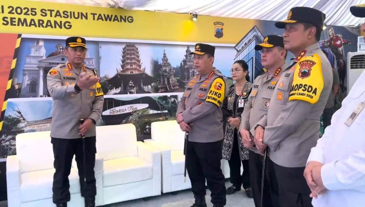 Kapolri Jenderal Listyo Sigit Prabowo meninjau langsung pelayanan arus balik Lebaran di Stasiun Tawang, Semarang, Jawa Tengah, Sabtu (5/4/25).