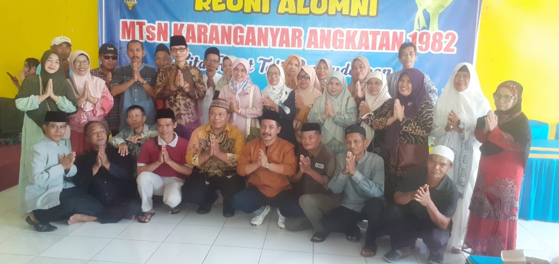 Puluhan Alumni MTSN Karang Anyar angkatan 1982, Minggu (06/4/25) mengadakan reuni di Cafe &Resto Mulyani yang berada di Ds. Kali Jaran Kecamatan Karang Anyar Kabupaten Purbalingga.