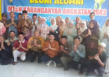 Puluhan Alumni MTSN Karang Anyar angkatan 1982, Minggu (06/4/25) mengadakan reuni di Cafe &Resto Mulyani yang berada di Ds. Kali Jaran Kecamatan Karang Anyar Kabupaten Purbalingga.