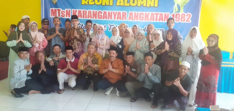 Puluhan Alumni MTSN Karang Anyar angkatan 1982, Minggu (06/4/25) mengadakan reuni di Cafe &Resto Mulyani yang berada di Ds. Kali Jaran Kecamatan Karang Anyar Kabupaten Purbalingga.