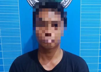 Seorang laki-laki bernama FN (32) beserta barang bukti berupa 8 paket diduga sabu yang disembunyikan dalam bungkus minuman