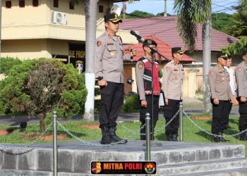 Kapolres Ogan Ilir, AKBP Bagus Suryo Wibowo, S.I.K., memimpin langsung pelaksanaan apel gabungan pada Senin pagi, 7 April 2025, pukul 07.30 WIB, di Lapangan Utama Polres Ogan Ilir. Apel gabungan ini diikuti oleh Wakapolres, para Pejabat Utama (PJU), seluruh personel Polres Ogan Ilir, serta ASN di lingkungan Polres.