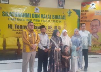 Wakil Ketua DPRD Kota Purbalingga, Hj. Teny Juliawati.SE,Msi di dampingi suami beseta keluarga mengadakan open house dalam rangka merayakan Idul Fitri 1446 H. Senin 08/04/2025 bertepatan dengan Libur Terakhir Hari Raya Idul Fitri 1446 dan Cuti Bersama 2025.