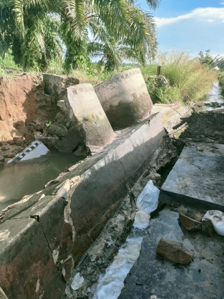 Dam irigasi primer milik Dinas Pengelolaan Sumber Daya Air (PSDA) Provinsi Sumatera Utara yang berada di Huta Toba I, Nagori Jawamaraja, Kecamatan Raya, Kabupaten Simalungun, dilaporkan jebol pada Sabtu malam, 5 April 2025.